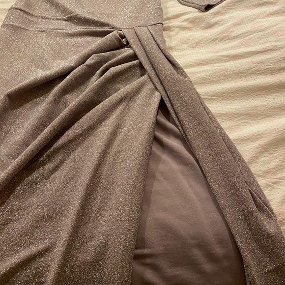 Sparkly, stretchy rose gold gown - Picture 5 of 7